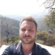 Insegnante di lingue, laurea in Traduzione Inglese. Master in Amministrazione Privata e Pubblica. Parlante Spagnolo